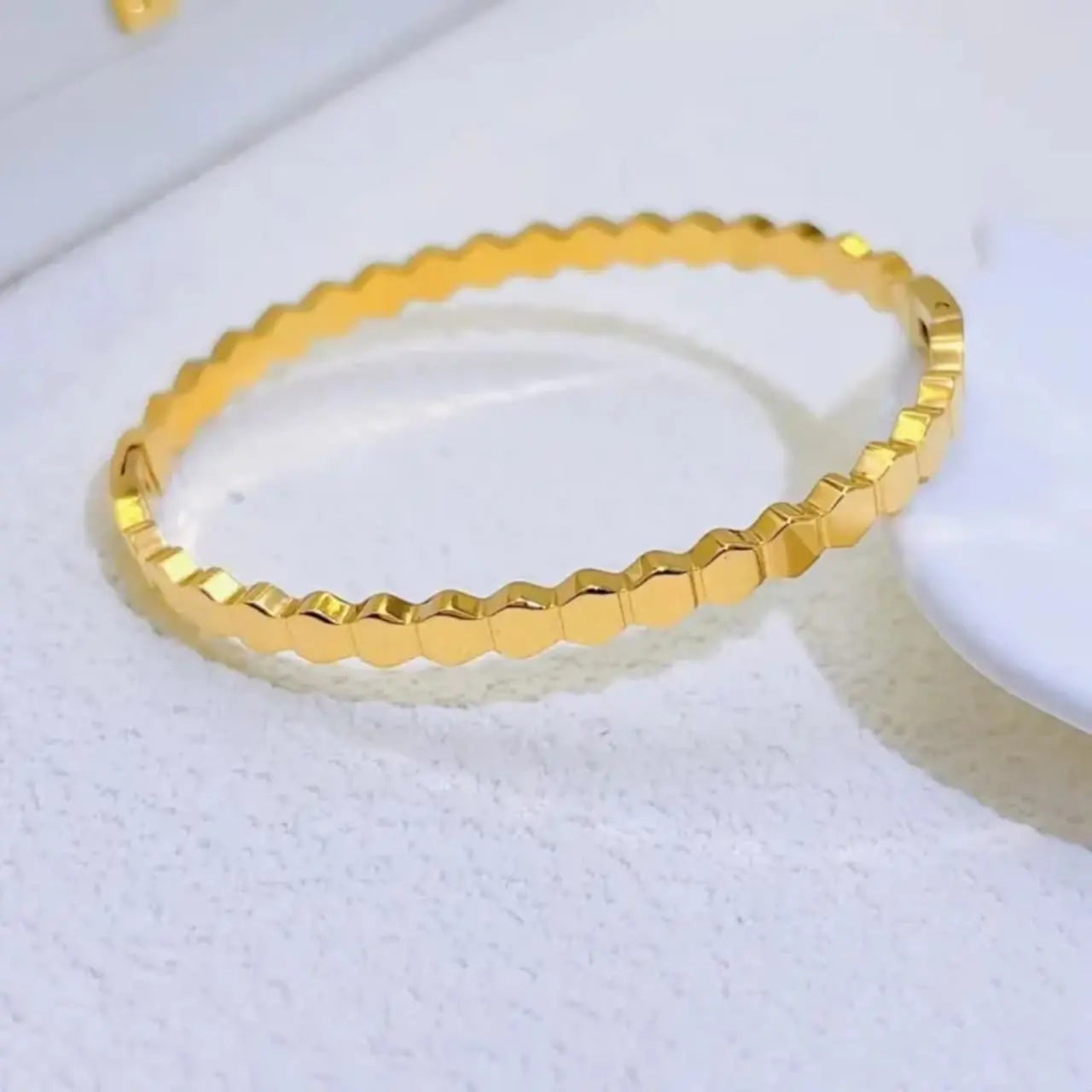 Artificial jewelleryAKaccessories