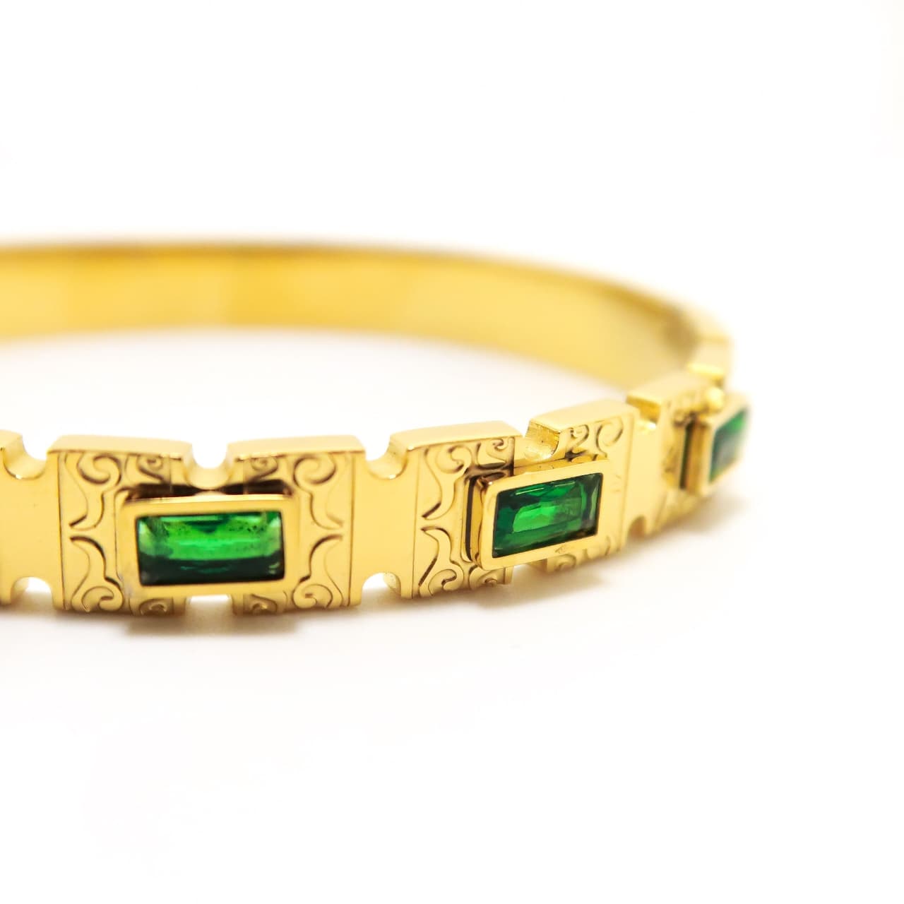 Artificial jewelleryAKaccessories