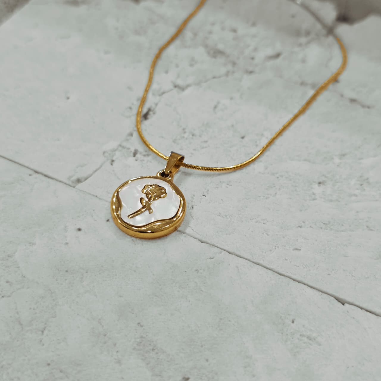 Round rose Necklace