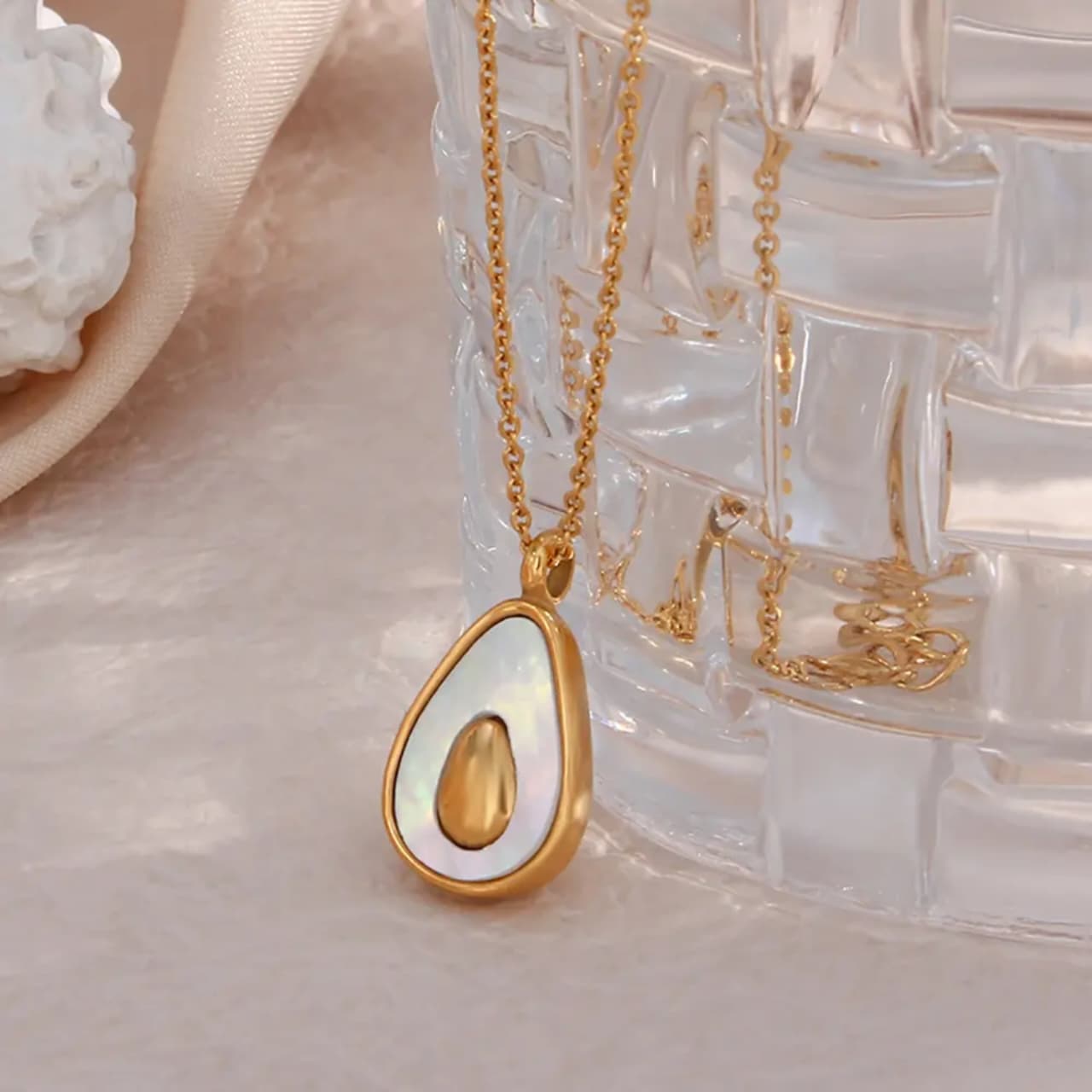 Drop shells necklace
